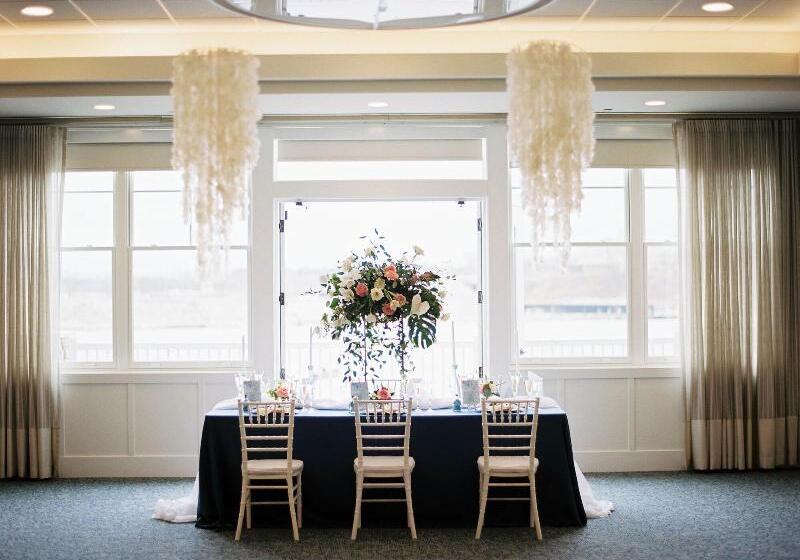 酒店 The Inn At Harbor Shores