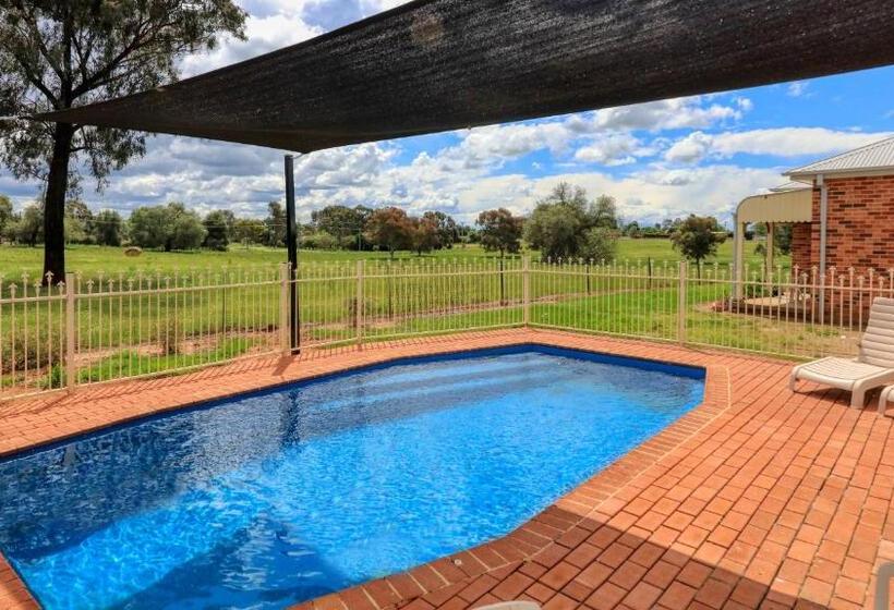 مُتل Country Gardens Motor Inn