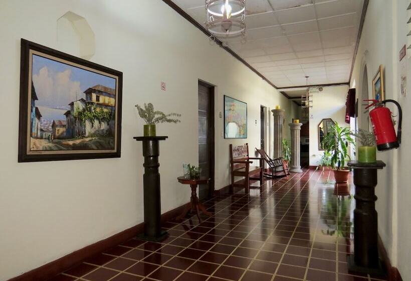 فندق Villa Serena Flor Blanca