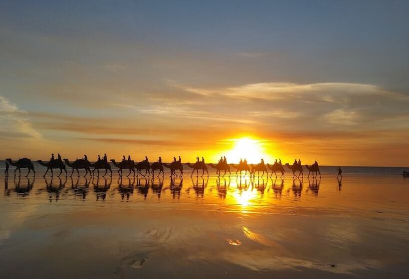 Cable Beach Backpackers   Hostel