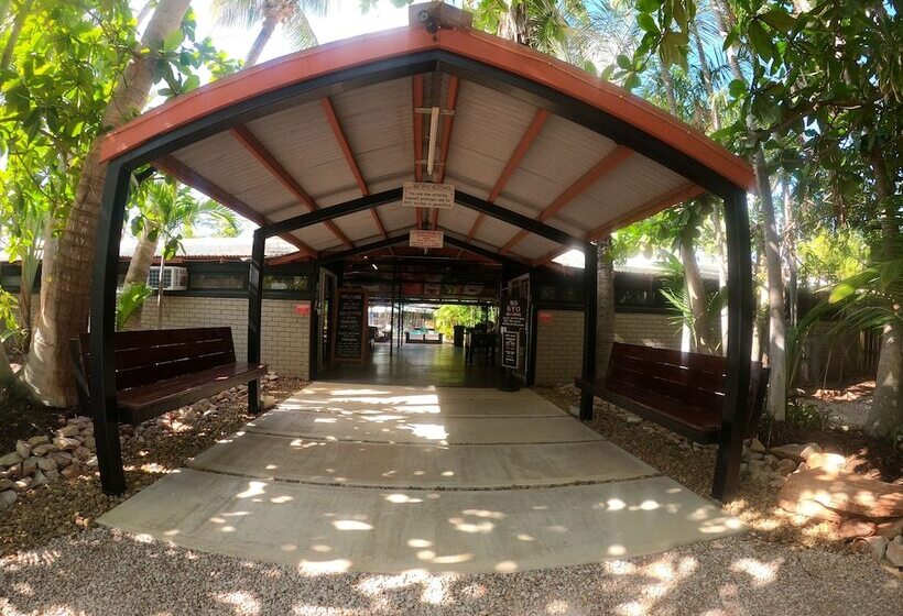 Cable Beach Backpackers   Hostel