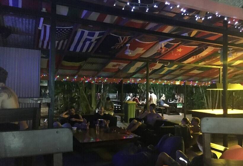 Cable Beach Backpackers   Hostel