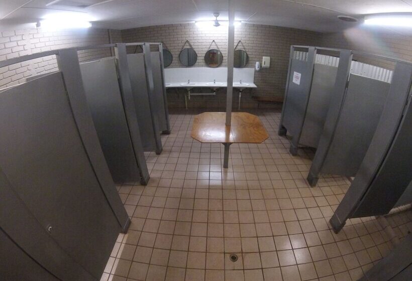 Cable Beach Backpackers   Hostel