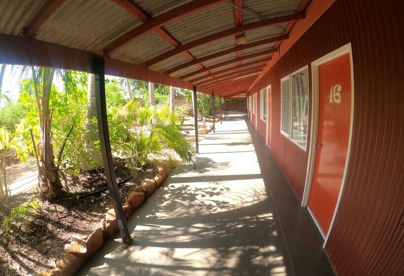 Cable Beach Backpackers   Hostel