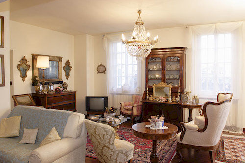 مبيت وإفطار Language And Art