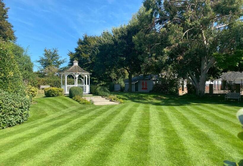 Отель Blazing Donkey Country