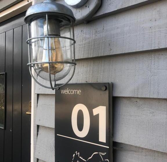 Отель Blazing Donkey Country