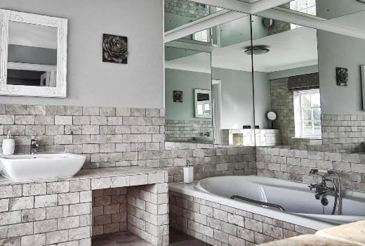 Отель Blazing Donkey Country