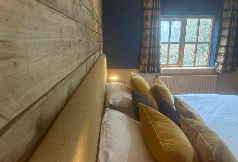 Отель Blazing Donkey Country