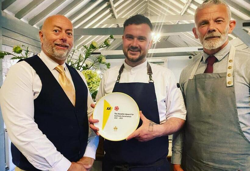 Отель Blazing Donkey Country