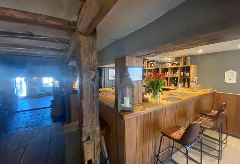 Отель Blazing Donkey Country