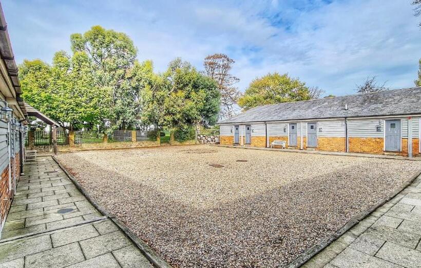 Отель Blazing Donkey Country