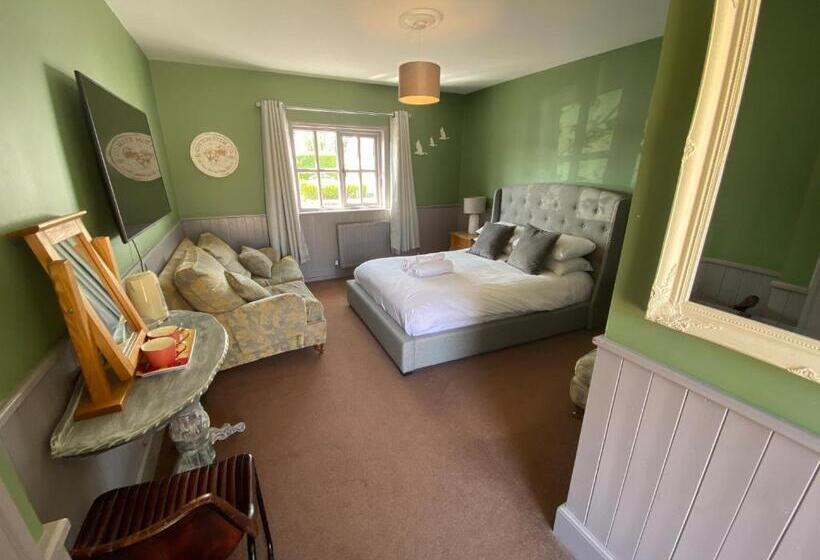 Отель Blazing Donkey Country