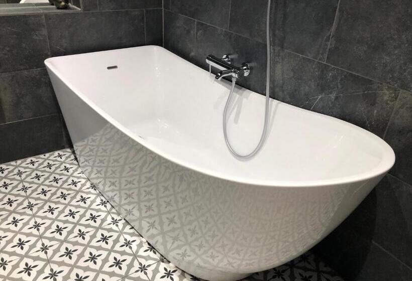 Отель Blazing Donkey Country