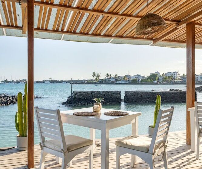 هتل Blu Galapagos Sustainable Waterfront Lodge