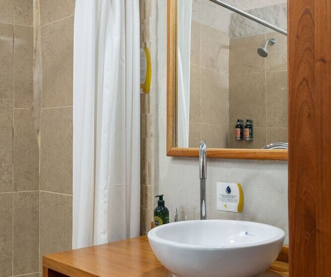 בית מלון כפרי Blu Galapagos Sustainable Waterfront Lodge