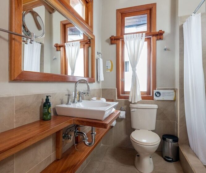 בית מלון כפרי Blu Galapagos Sustainable Waterfront Lodge