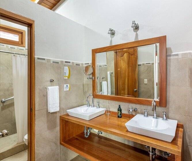 هتل Blu Galapagos Sustainable Waterfront Lodge