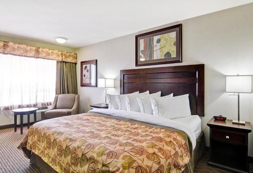 Отель Coast Weyburn