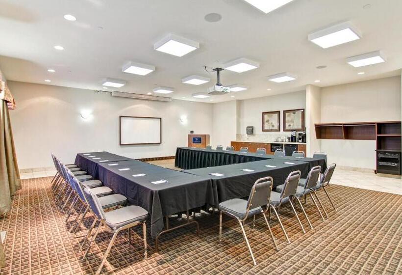 Отель Coast Weyburn