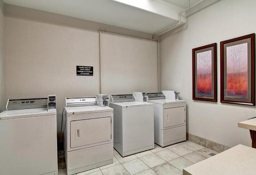 Отель Coast Weyburn