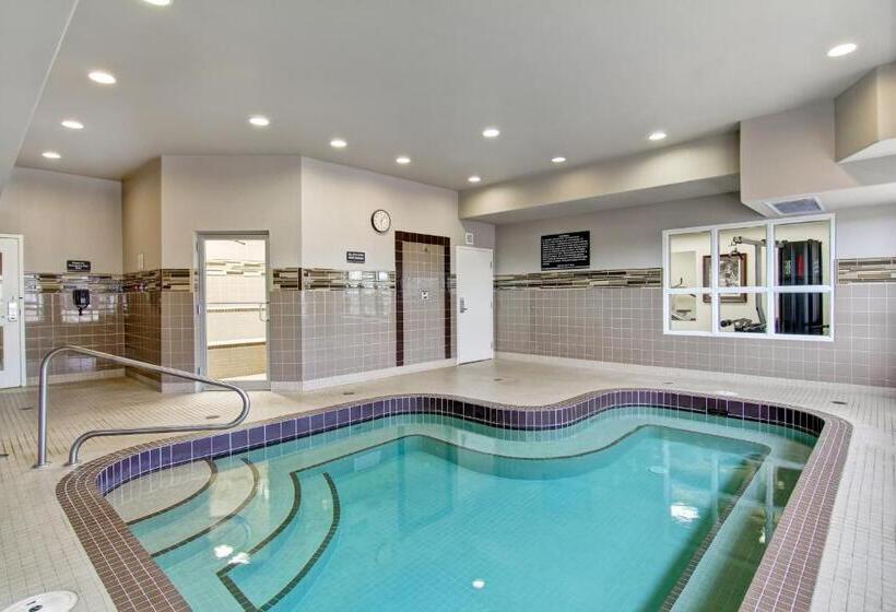 Отель Coast Weyburn