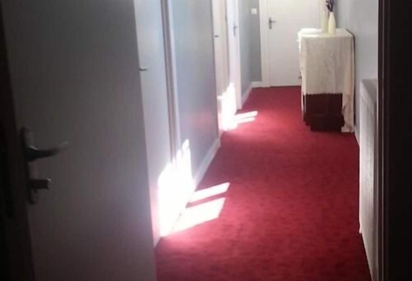 ホテル Hôtel Le Hussard