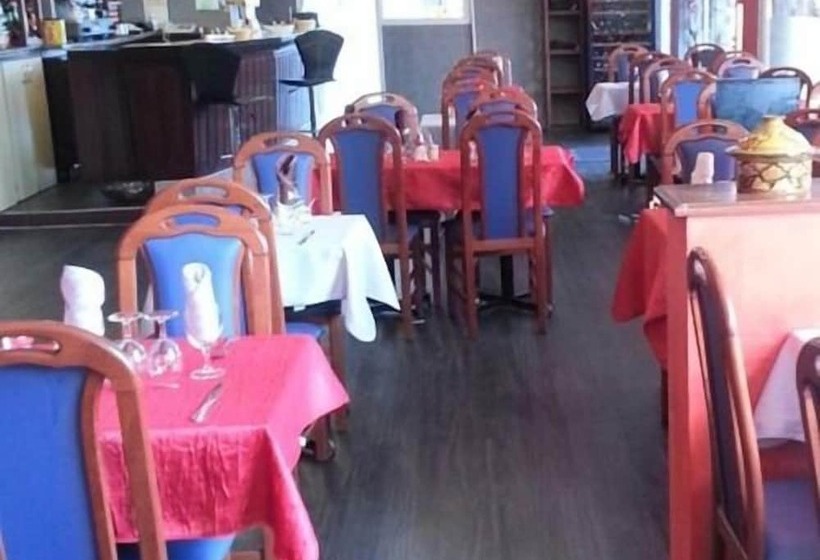 ホテル Hôtel Le Hussard