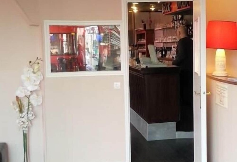 ホテル Hôtel Le Hussard