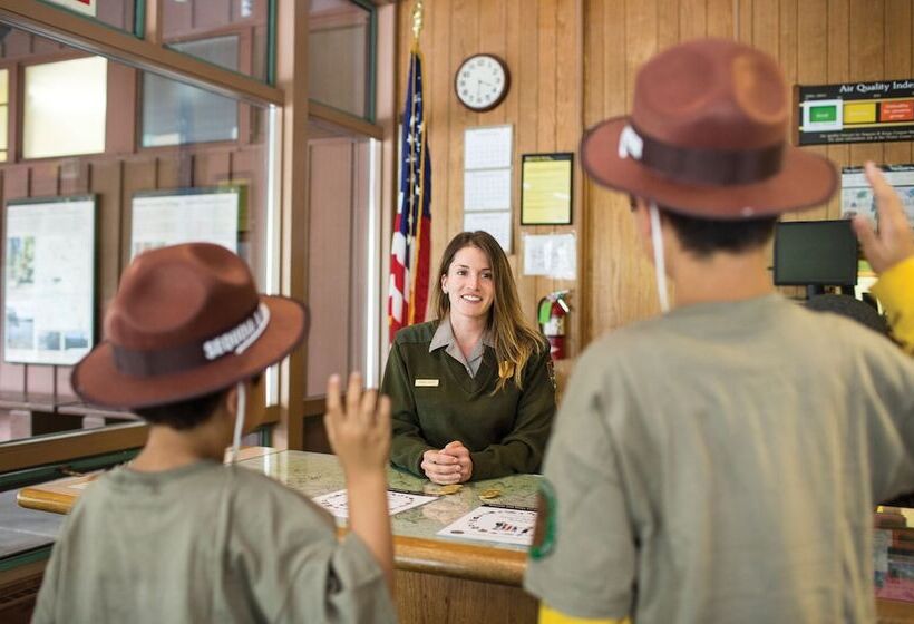 Отель John Muir Lodge
