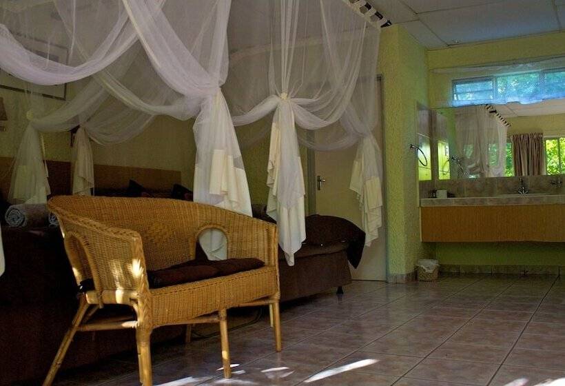 فندق Kunene River Lodge