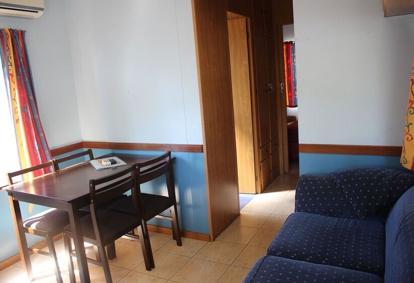 בית מלון כפרי Lani S Holiday Island