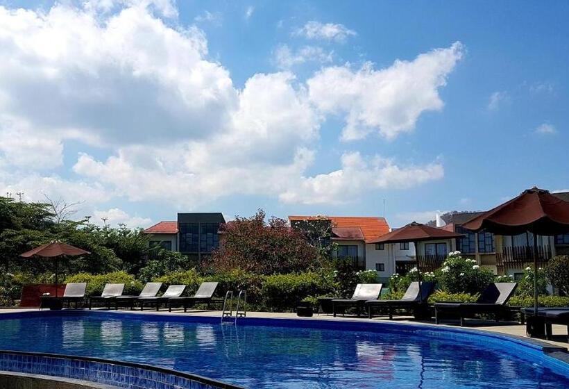 호텔 Luwansa Beach