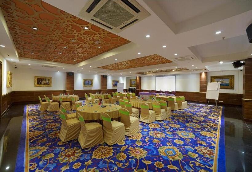 בית מלון כפרי Mayfair Palm Beach Resort