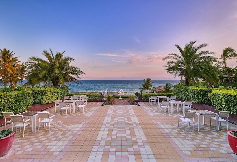 בית מלון כפרי Mayfair Palm Beach Resort