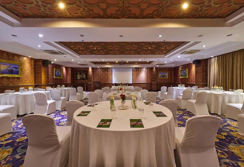 בית מלון כפרי Mayfair Palm Beach Resort