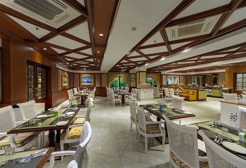 בית מלון כפרי Mayfair Palm Beach Resort