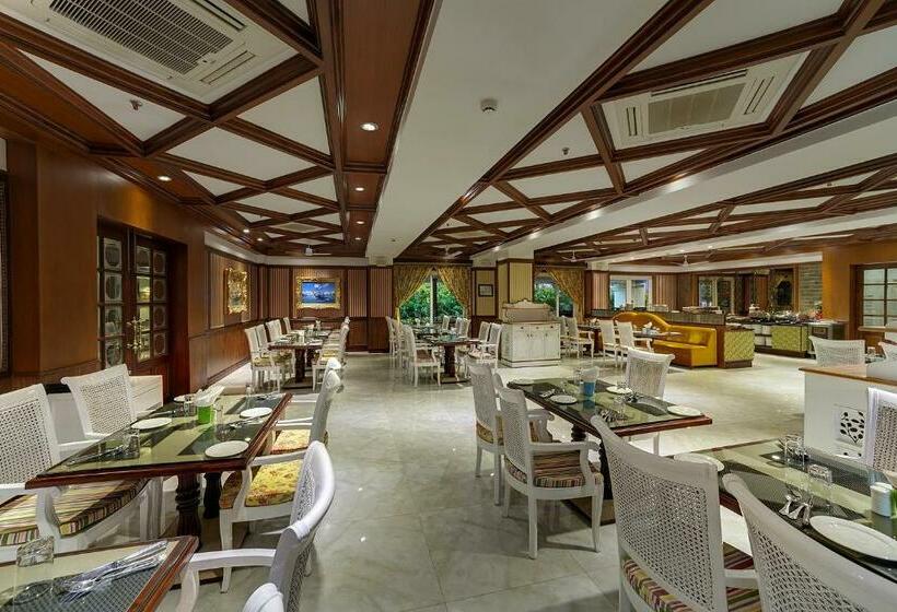 בית מלון כפרי Mayfair Palm Beach Resort