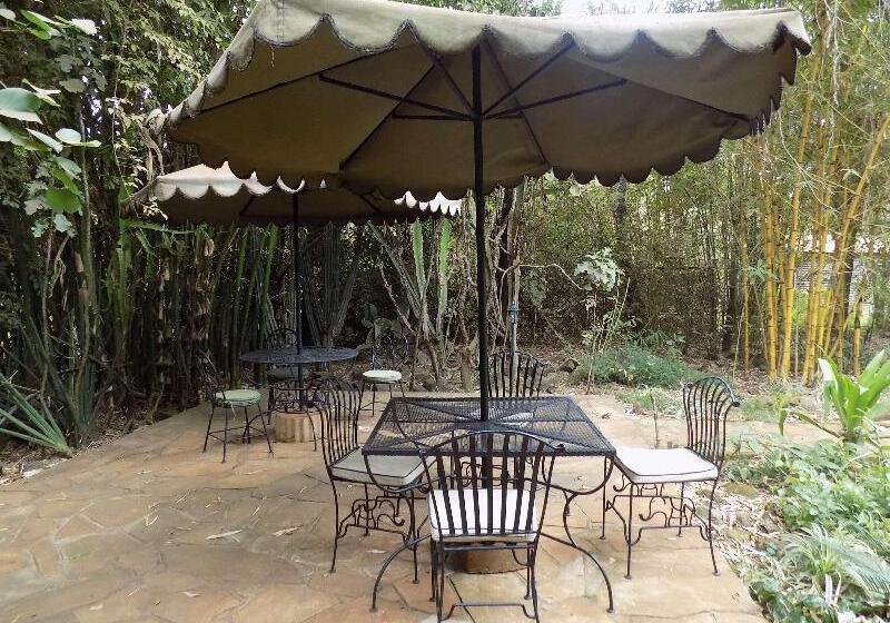 فندق Octagon Lodge