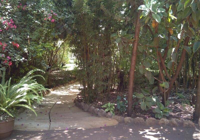 فندق Octagon Lodge