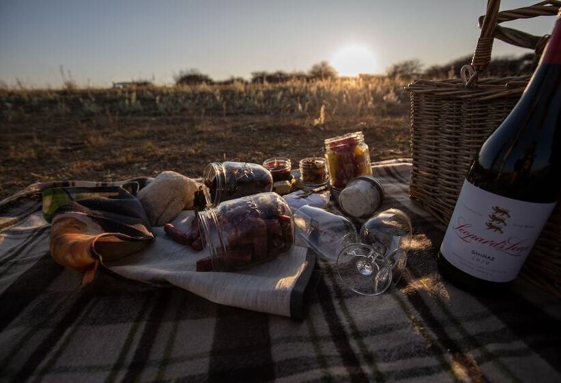 בית מלון כפרי Otjiwa Safari Lodge