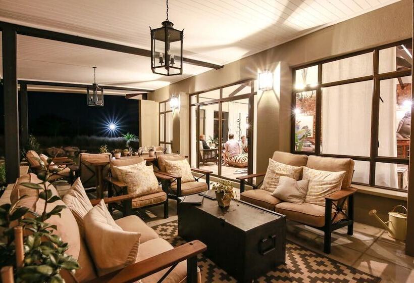 בית מלון כפרי Otjiwa Safari Lodge