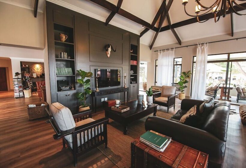 בית מלון כפרי Otjiwa Safari Lodge