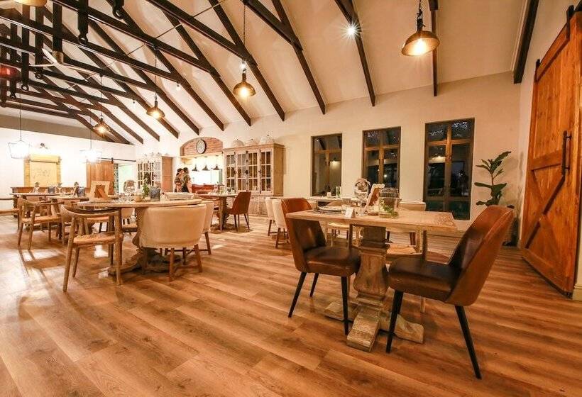 בית מלון כפרי Otjiwa Safari Lodge