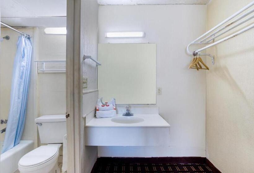 בית מלון כפרי Palm Court Inn & Suites