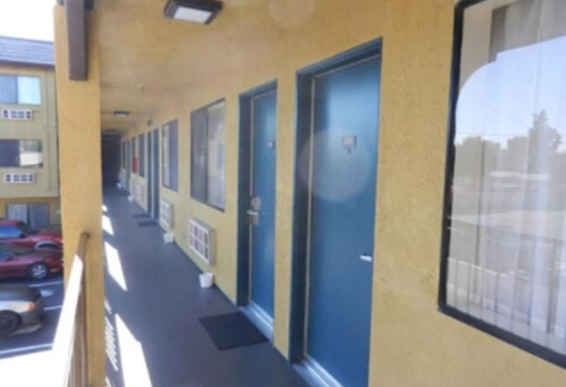 בית מלון כפרי Simply Home Inn & Suites   Riverside