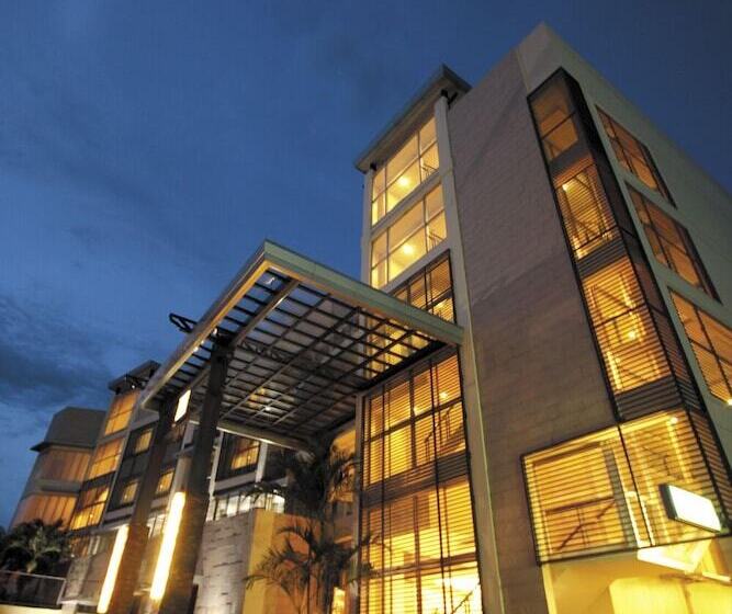 هتل The Avenue Plaza