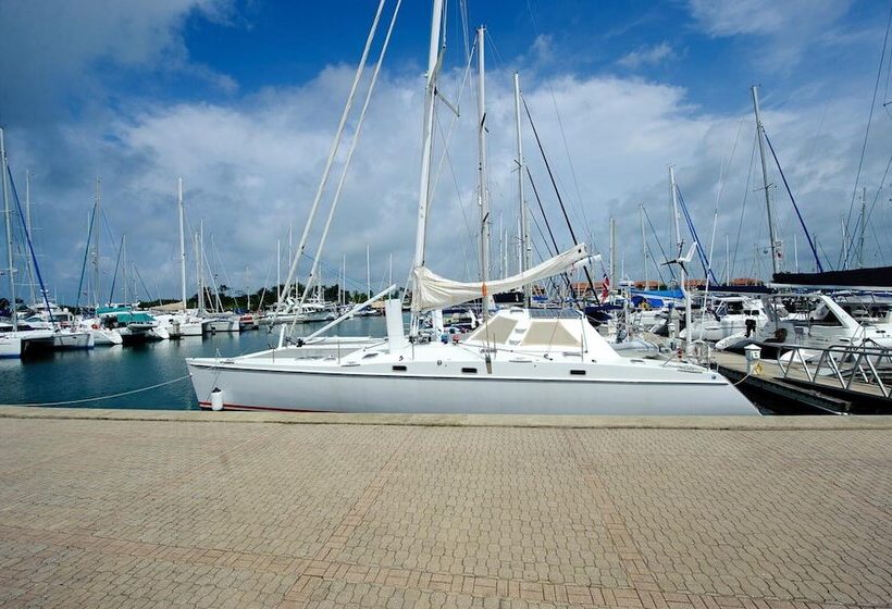 Marina Hotel At Shelter Bay