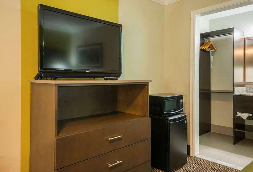 فندق على الطريق Quality Inn