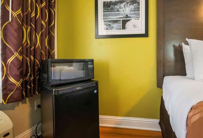 فندق على الطريق Quality Inn